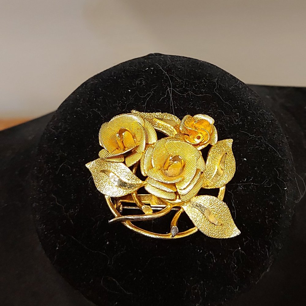 Vintage Coro Gold Toned Rose Circle Brooch